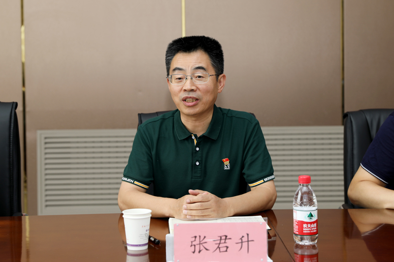 3、市政協(xié)常委、渭南技師學(xué)院黨委副書記、院長張君升發(fā)言.JPG 3、市政協(xié)常委、渭南技師學(xué)院黨委副書記、院長張君升發(fā)言.JPG